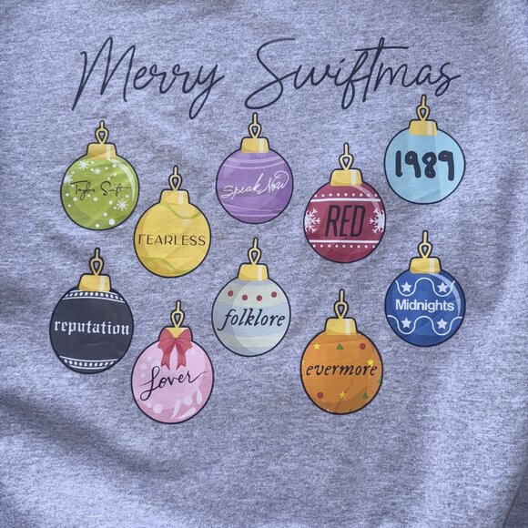 Gildan Unisex Merry Swiftmas Graphic Heather Gray Crewneck Sweatshirt Large Cott - Picture 3 of 6